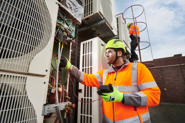 Teknisi ARA maintenance unit outdoor